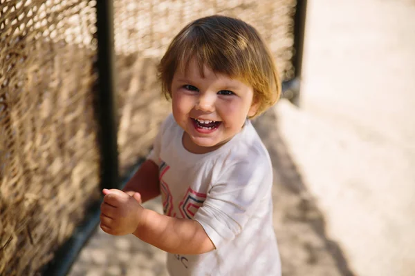 Mädchen allein draußen am Strand — Stockfoto