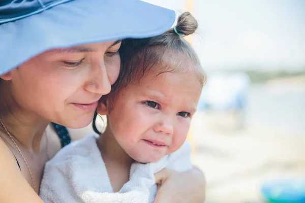 Mother holds daughter on hand while she is crying — Stock Photo, Image