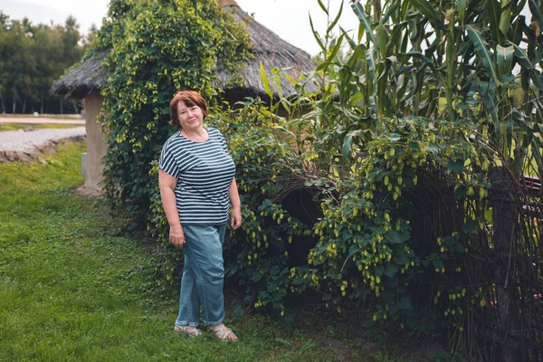 Senior Kvinna av Indian Cane avslappnad och säker på landsbygden — Stockfoto