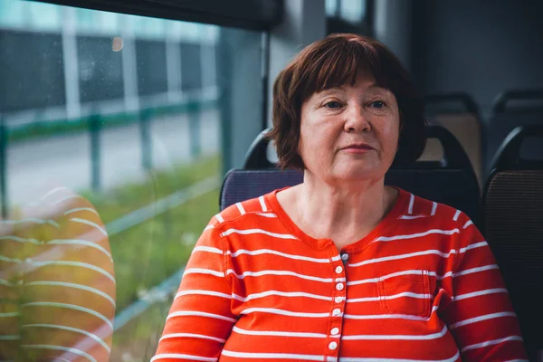 Abuela mayor viajando en tranvía Fotos de stock libres de derechos
