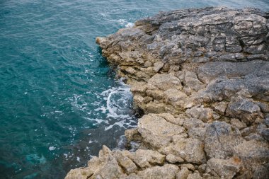 Türkiye'de Ege kıyıları, taş kayalar ve mavi su
