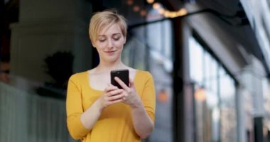 Genç Yetişkin kadın Smartphone vasıl gülüyor