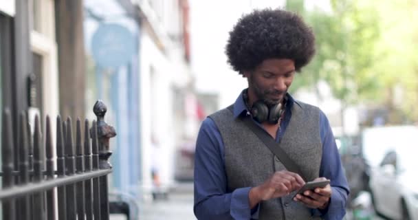 非洲裔美国人男性在户外使用智能手机肖像 — 图库视频影像