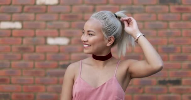 Jovem adulto feminino posando para foto na rua — Vídeo de Stock