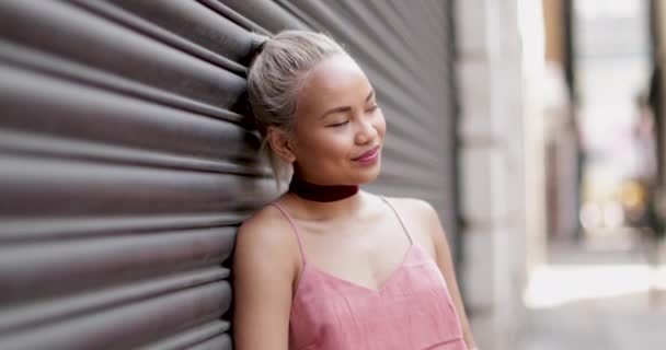 Portrait of young adult female with urban background — Stock Video