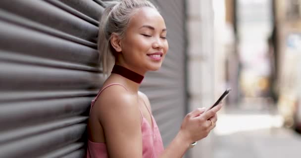 年轻的成年女性短信在 smarphone — 图库视频影像
