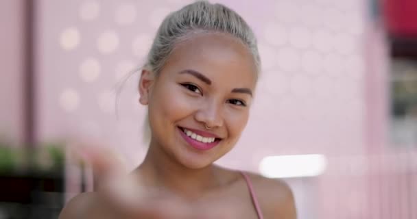 Jovem adulto fêmea tomando selfie com fundo rosa — Vídeo de Stock