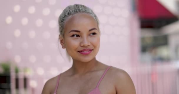 Портрет молодой взрослой женщины с розовым фоном — стоковое видео