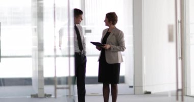 Yeni Ofis mekanları relator elini sıkarken işadamı