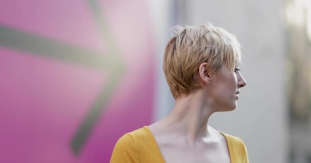 Portrait of young adult female with arrow sign in background — Stock Video