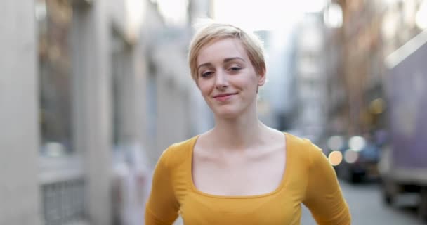 Porträt einer jungen erwachsenen Frau auf der Straße — Stockvideo
