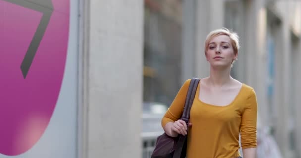 Junge erwachsene Frau geht die Straße hinunter — Stockvideo