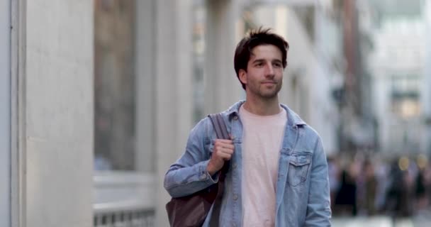 Jovem adulto masculino andando rua abaixo — Vídeo de Stock
