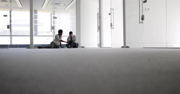 Kollegen planen in neuen Büroräumen — Stockvideo