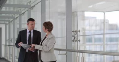 İş adamları dijital tablet kullanarak modern ofis toplantısı