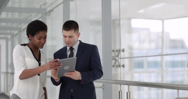 Geschäftsleute treffen sich mit digitalem Tablet im modernen Büro — Stockvideo