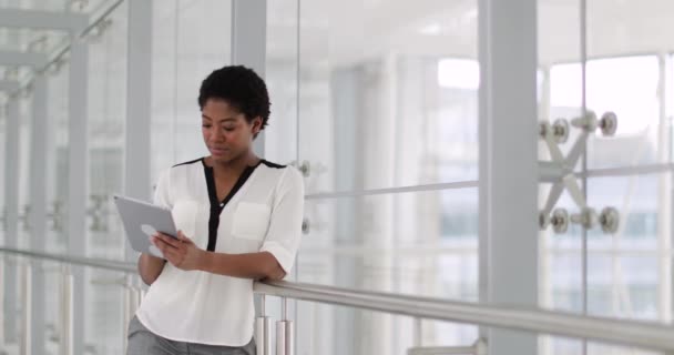 Afrikanisch-amerikanische Geschäftsfrau mit einem digitalen Tablet — Stockvideo