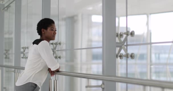 Mujer de negocios afroamericana en una oficina moderna — Vídeos de Stock