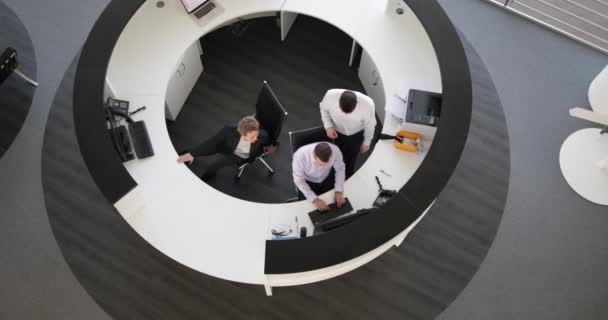 Overhead schot van mensen die werken in een kantoor — Stockvideo