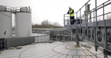 Sanayi işçisi dijital tablet sitede kullanma