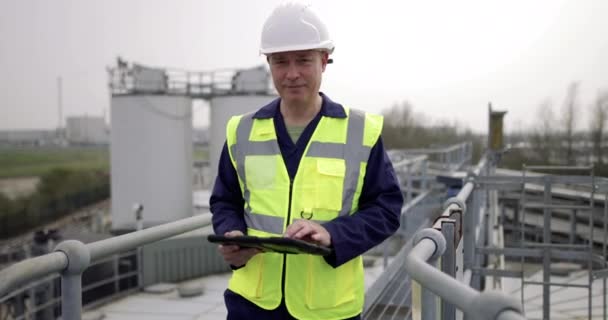 Industriële werknemer close-up met behulp van een digitaal tablet op site — Stockvideo