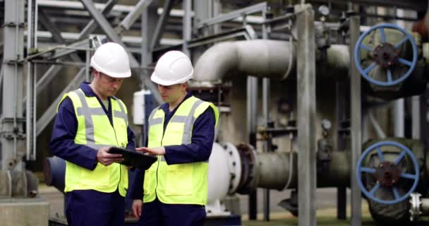 Trabajadores industriales que utilizan una tableta digital en el lugar — Vídeo de stock