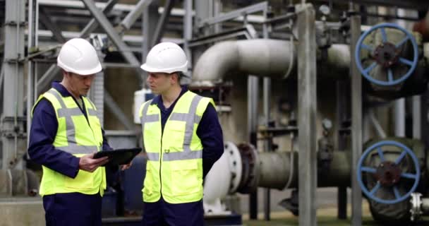 Trabajadores industriales que utilizan una tableta digital en el lugar — Vídeo de stock