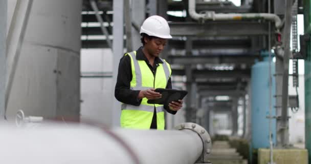 Trabalhadora industrial feminina que verifica oleoduto — Vídeo de Stock