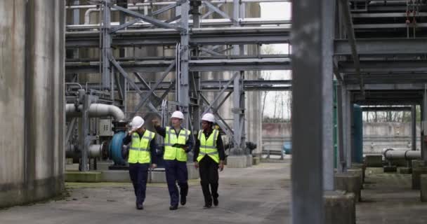 Trabajadores industriales que reciben formación utilizando una tableta digital en el lugar — Vídeo de stock