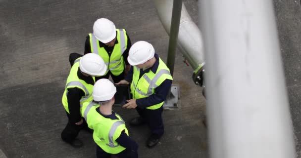 Grupo de compañeros de trabajo industriales en el sitio con tableta digital — Vídeo de stock