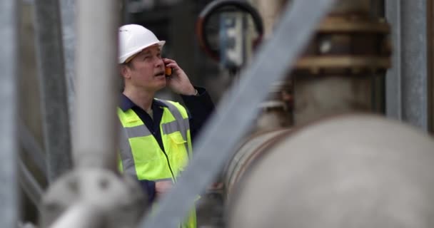 Trabajador industrial que utiliza la radio in situ — Vídeos de Stock