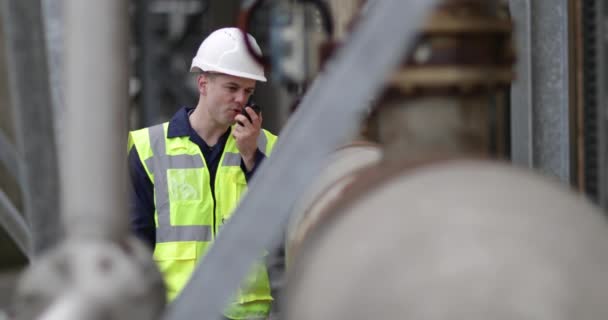 Travailleur industriel utilisant la radio sur place 