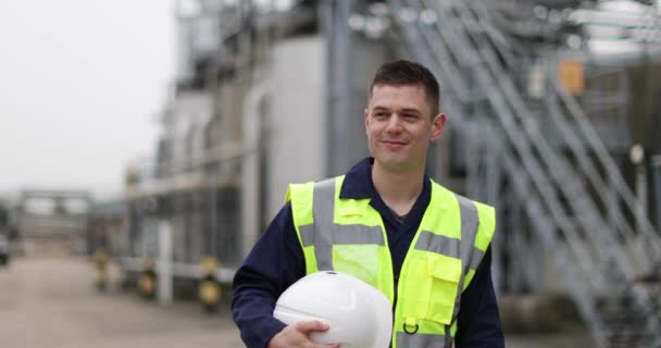 Portret van industriële werknemer op site — Stockvideo