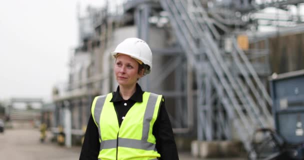 Portret van industriële werkneemster op site — Stockvideo