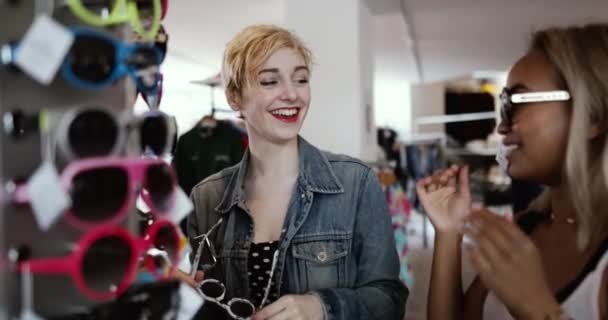 Millennials προσπαθεί με γυαλιά ηλίου σε ένα vintage κατάστημα — Αρχείο Βίντεο