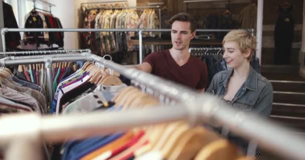 Pareja milenaria en una tienda de ropa vintage — Vídeo de stock