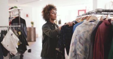 Dijital tablet bir giyim mağazasında kullanarak mağaza müdürü