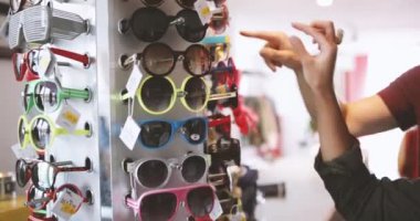 Genç yetişkin için güneş gözlüğü alışveriş yakın çekim