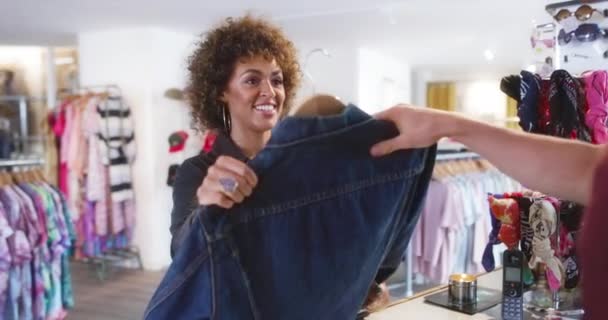 Cliente pagando por roupas no checkout — Vídeo de Stock