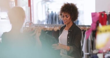 Müşteri için giyim kasada ödeme