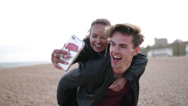 Sahilde bir selfie alarak heyecan arkadaşlar