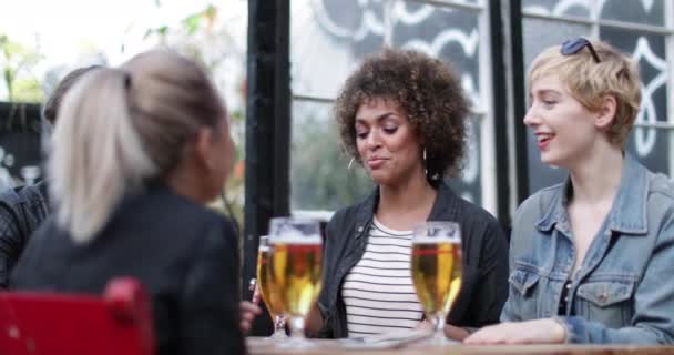 Amis boire dans un bar en plein air en été — Video