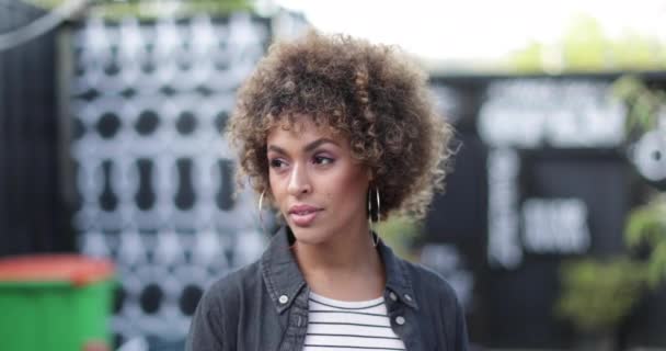 Retrato de Millennial feminino ao ar livre — Vídeo de Stock