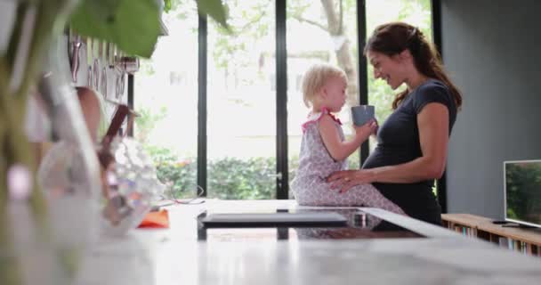 ハーブ ティーを持っている子供を妊娠中の母親 — ストック動画