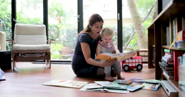 Μητέρα Και Παιδί Ανάγνωση Μαζί Βιβλία Στο Πάτωμα — Αρχείο Βίντεο