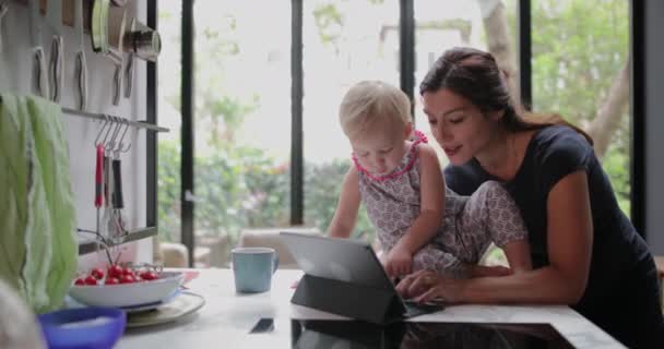 Anne Kızı Dijital Tablet Kullanma — Stok video