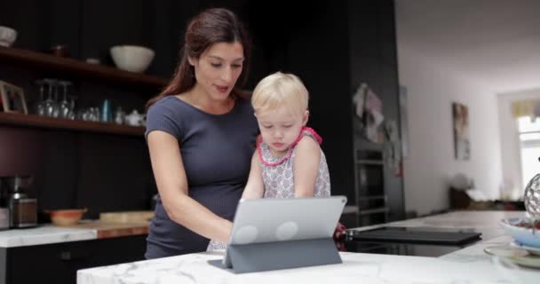 Mãe Calmante Filha Com Tablet Digital — Vídeo de Stock