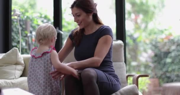 Embarazada Madre Levantando Niño — Vídeo de stock