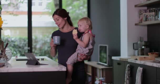 Mãe Grávida Com Criança Trabalhando Casa — Vídeo de Stock