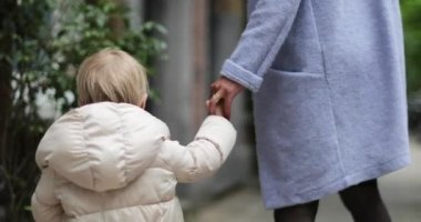 Sokakta yürürken anneler elini tutarak çocuk